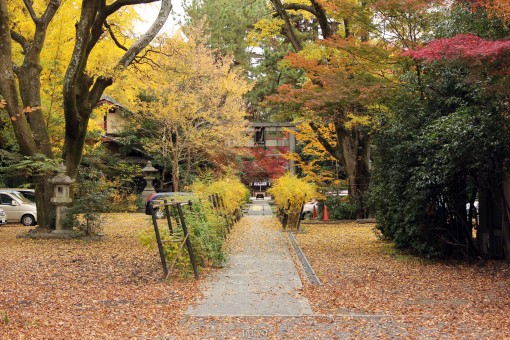 Entry area of Nashinoki Shrine, Kyoto