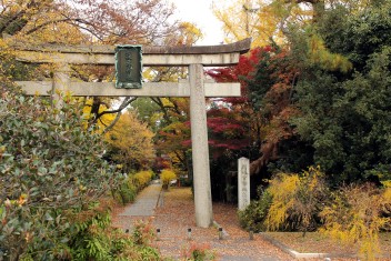 Entry area of Nashinoki Shrine, Kyoto