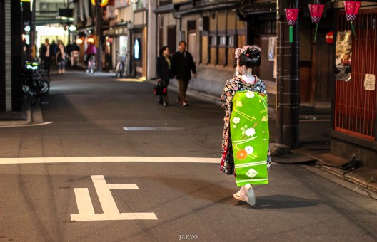 Maiko walking through Gion (Kyoto) at night