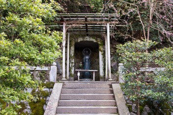 In-depth article:  https://japan-kyoto.de/honenin-tempel-kyoto/