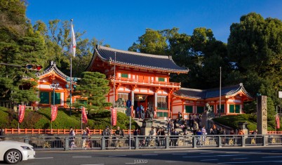In-Depth article: https://japan-kyoto.de/yasaka-schrein-maruyama-park-kyoto/